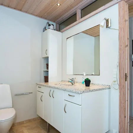 Three-bedroom Holiday In 35 * Hemmet