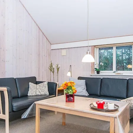 Dom wakacyjny Three-bedroom Holiday In 35