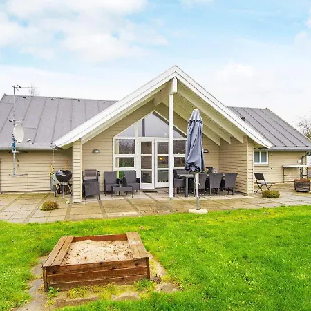 Dom wakacyjny Three-bedroom Holiday In 35