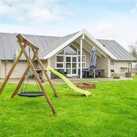 Three-bedroom Holiday In 35 Hemmet