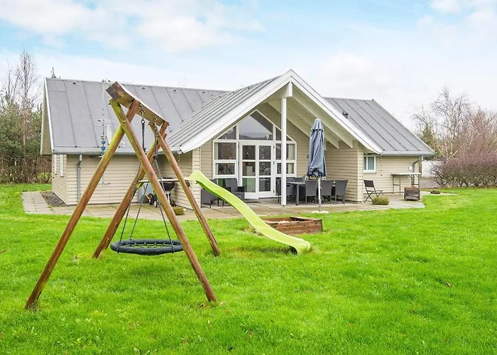 Three-bedroom Holiday In 35 Hemmet